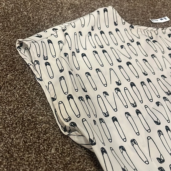 2/$20 Size 6. Buttons up back - Picture 2 of 6